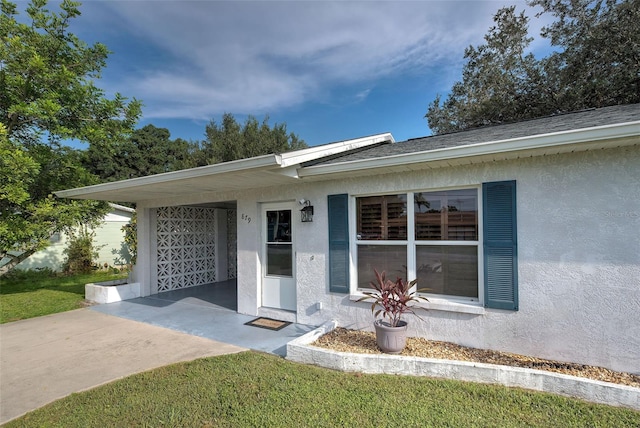 ranch-style house featuring a front lawn