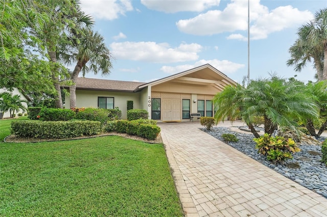 ranch-style house featuring a front lawn