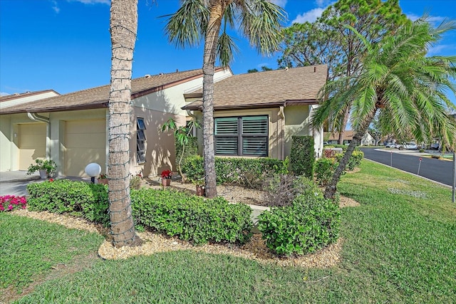 view of front of home featuring a front yard