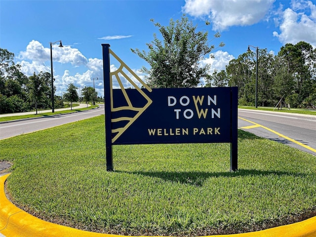 community / neighborhood sign featuring a yard