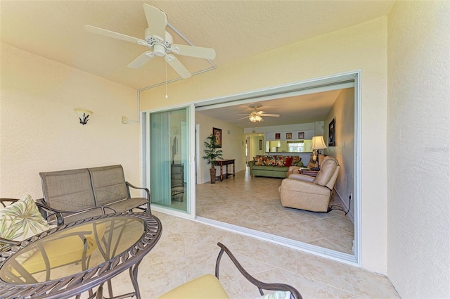 sunroom with ceiling fan