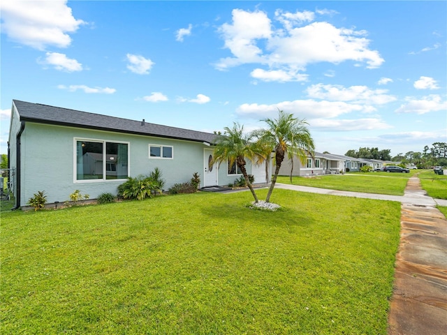 ranch-style house featuring a front yard