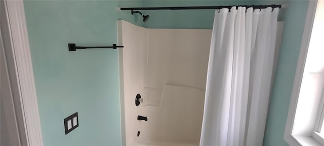 bathroom featuring shower / bath combo