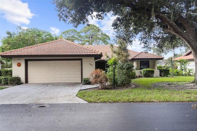 view of front of property featuring a front yard and a garage