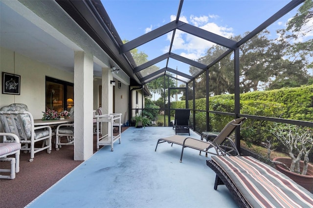 sunroom with lofted ceiling