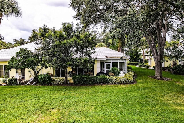 view of front of home featuring a front yard