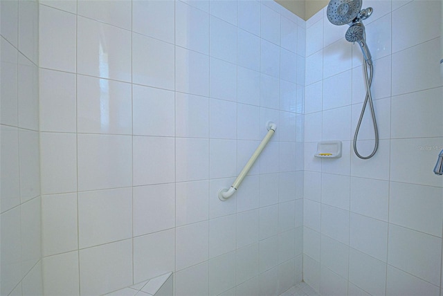 bathroom featuring tiled shower