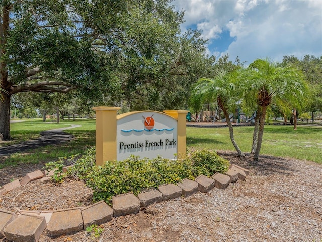 community sign with a lawn