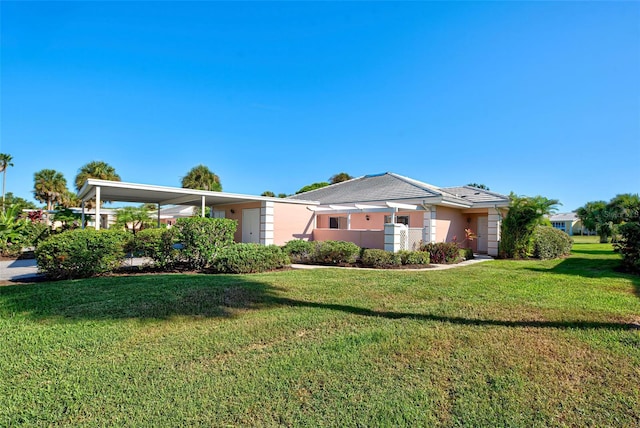 view of front of property featuring a front yard