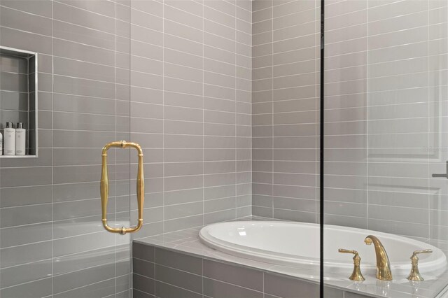 8209 Redonda Loop, Lakewood Ranch, FL 34202 - full bath featuring a shower with shower door and a garden tub