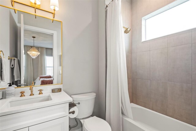 8209 Redonda Loop, Lakewood Ranch, FL 34202 - bathroom featuring a wealth of natural light, toilet, vanity, and shower / bath combo