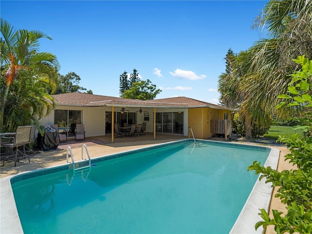 424 Baycrest Dr, Venice, FL 34285 - swimming pool featuring a ceiling fan and a patio area