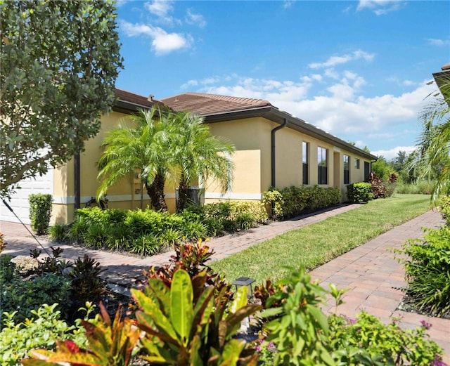 view of side of property featuring a yard