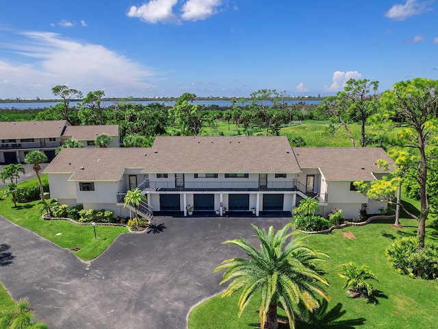 view of front of property featuring a front yard