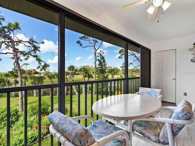 sunroom with ceiling fan