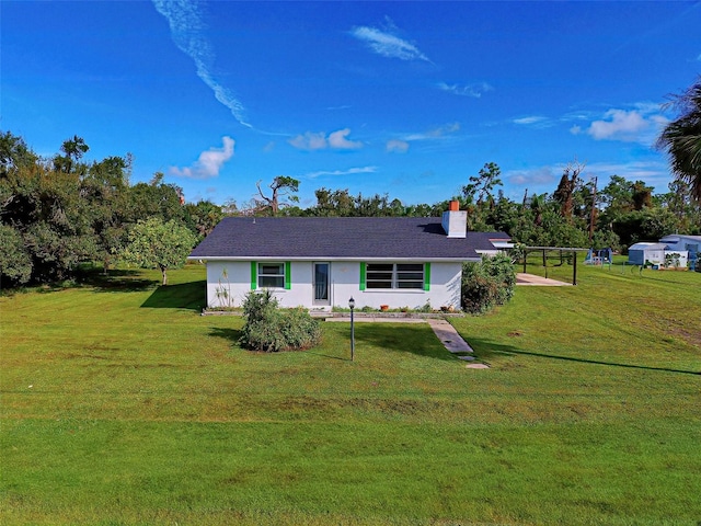 single story home featuring a front yard