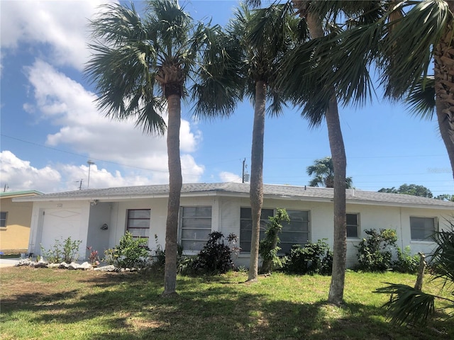 single story home featuring a front yard