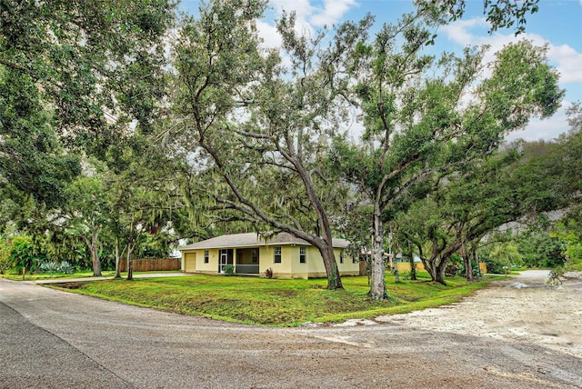 single story home featuring a front lawn