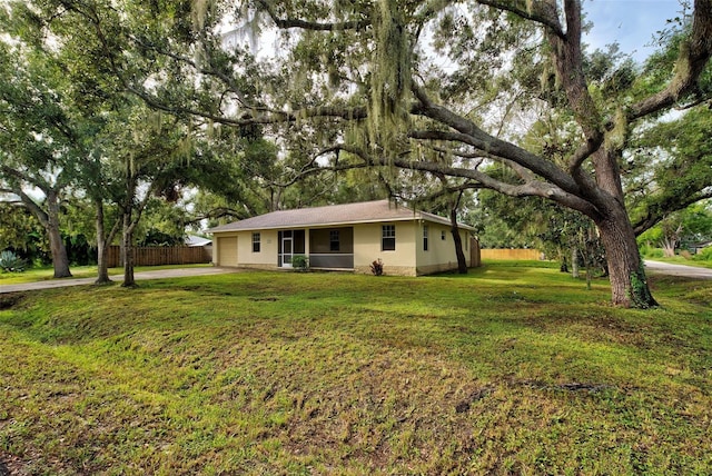 single story home featuring a front yard