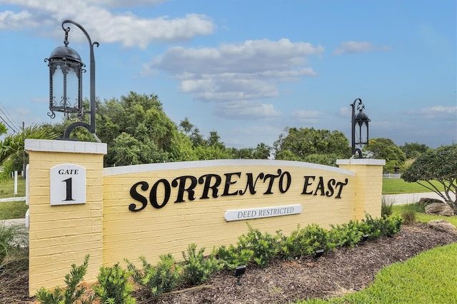 view of community / neighborhood sign