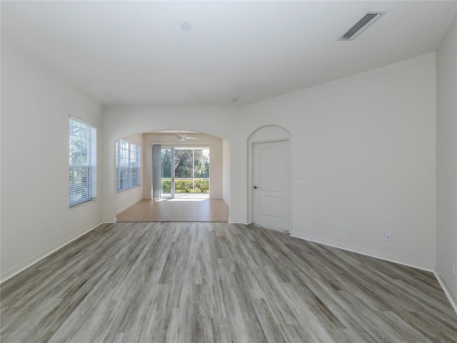 unfurnished room with light wood-type flooring and ceiling fan