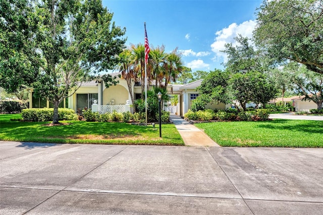 view of front facade featuring a front lawn