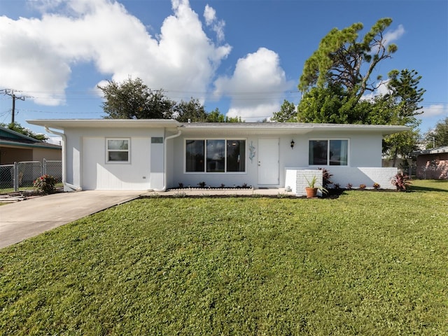 ranch-style house featuring a front yard