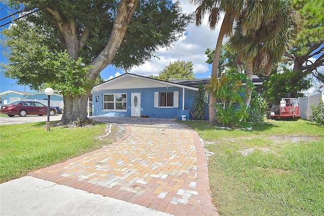 view of front of home featuring a front lawn