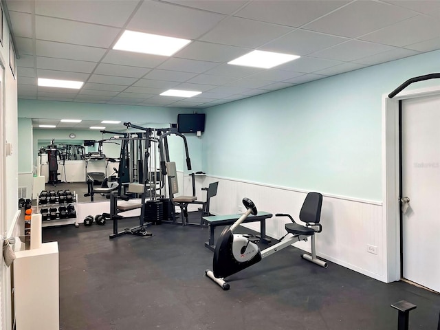 exercise room featuring a drop ceiling