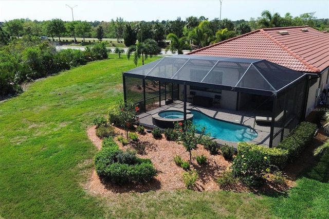 view of pool featuring a lanai, a yard, an in ground hot tub, and a patio