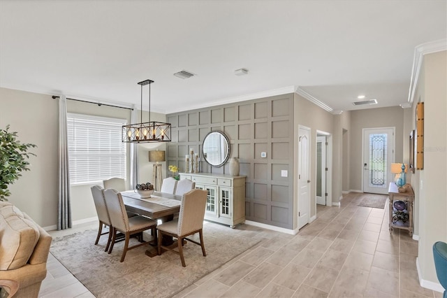 dining room with crown molding and a notable chandelier