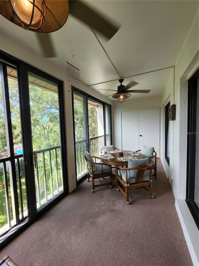 sunroom with ceiling fan