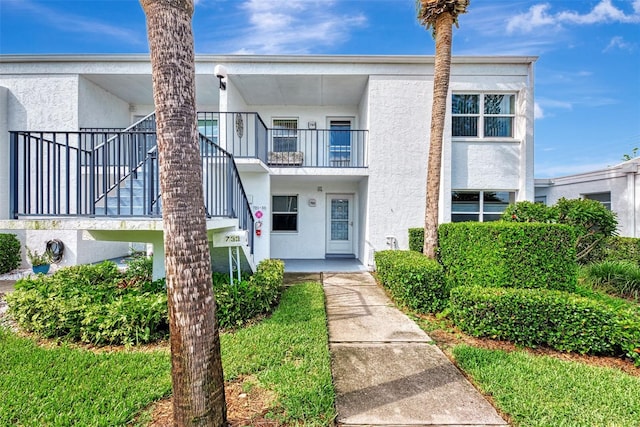 view of front of home featuring a balcony