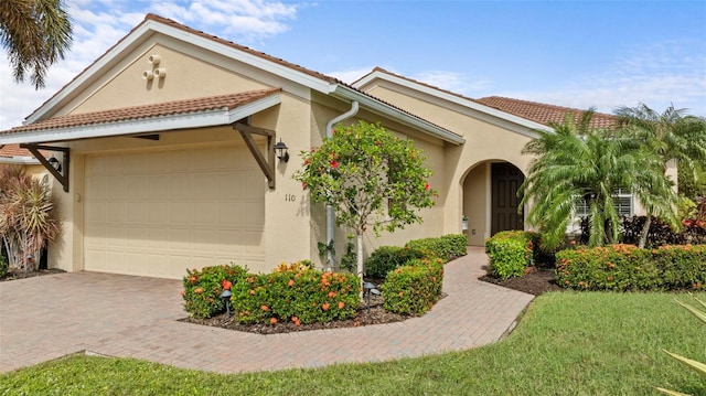 view of front of house featuring a front yard and a garage