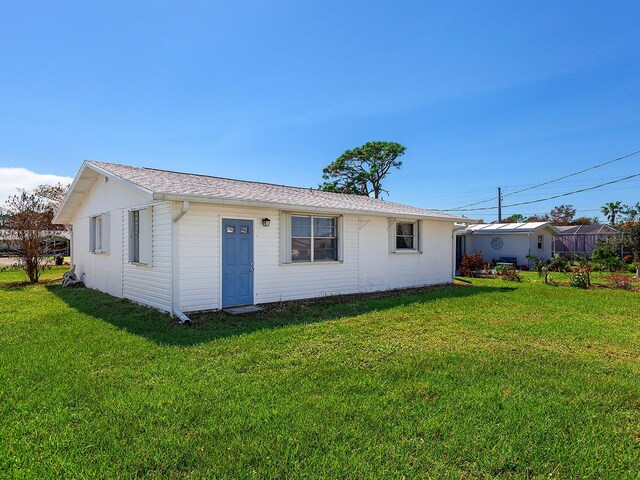 view of front of house featuring a front lawn