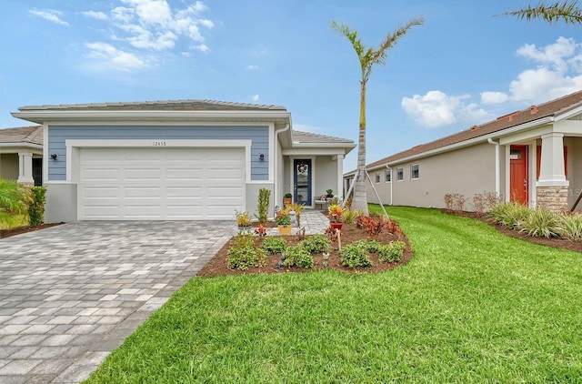 view of front of home featuring a front yard and a garage