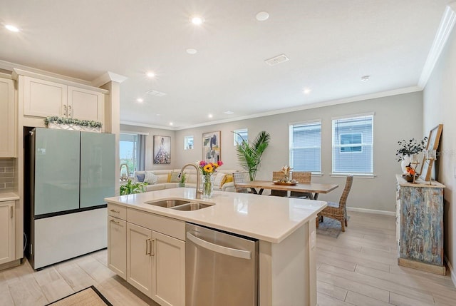 kitchen with sink, an island with sink, dishwasher, refrigerator, and light hardwood / wood-style floors