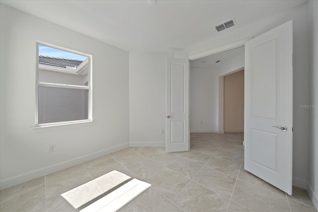 unfurnished room featuring light tile patterned flooring