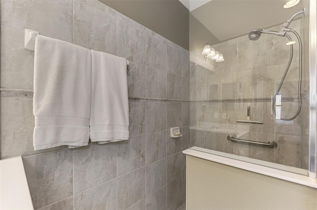 bathroom featuring tiled shower