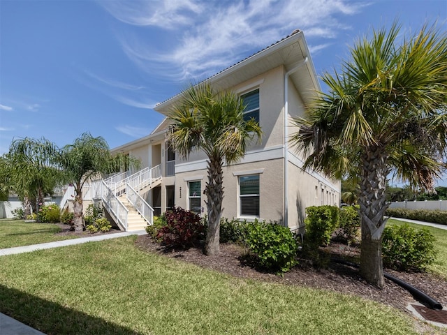 view of front of home featuring a front lawn