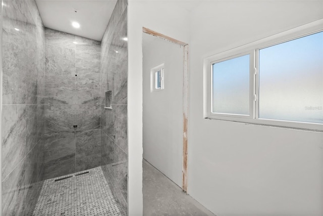 bathroom featuring a tile shower