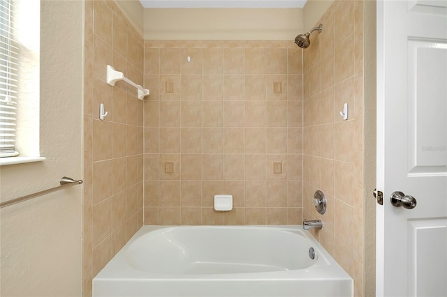 bathroom with tiled shower / bath