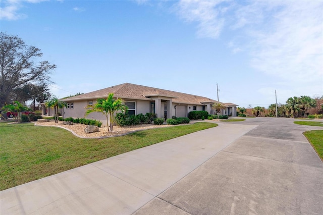 single story home with a front lawn