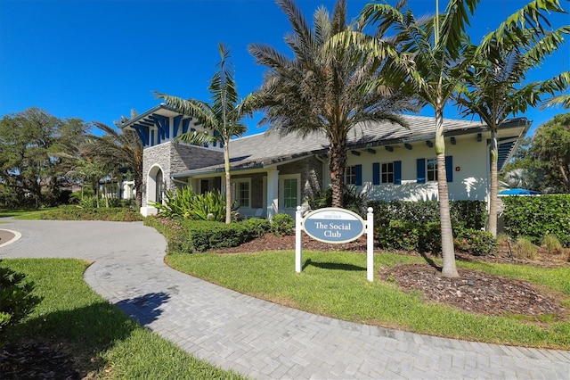 view of front facade featuring a front lawn