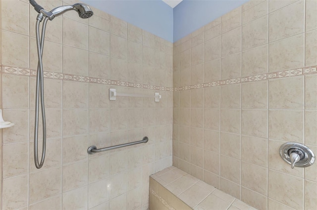 bathroom featuring a tile shower