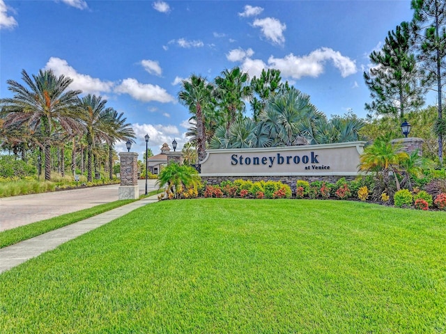 community / neighborhood sign featuring a lawn