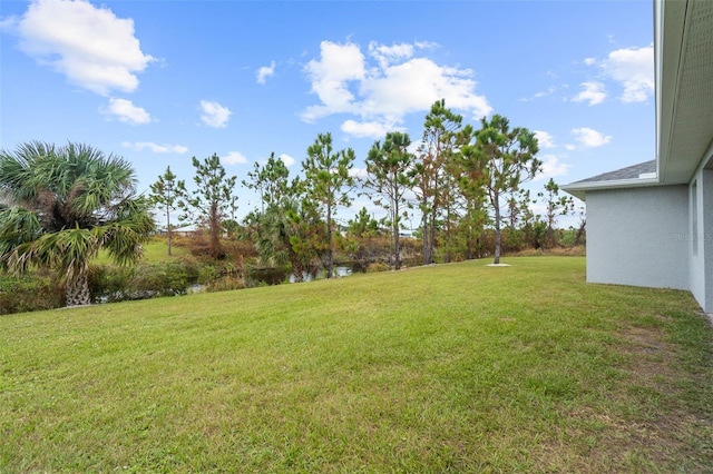 view of yard featuring a water view