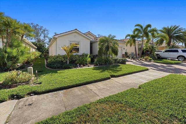 view of front of property featuring a front yard