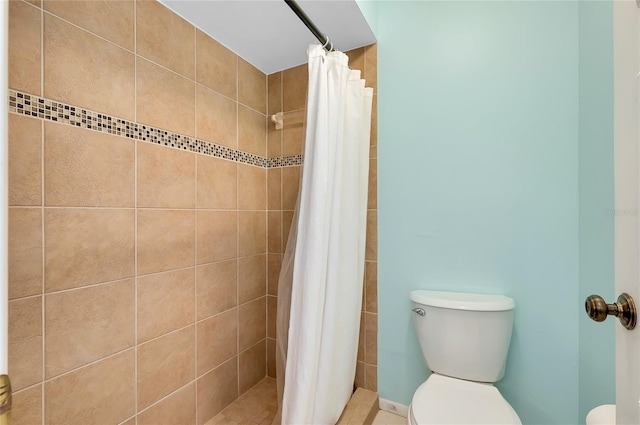 bathroom with curtained shower and toilet