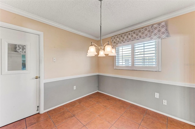 spare room featuring tile patterned floors, crown molding, a textured ceiling, and an inviting chandelier